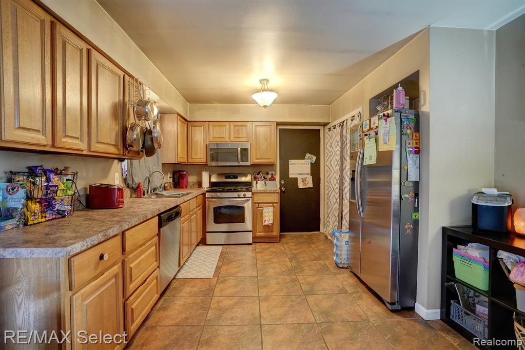 5176 BIRCHCREST Drive, Swartz Creek, MI 48473 — Photo 4