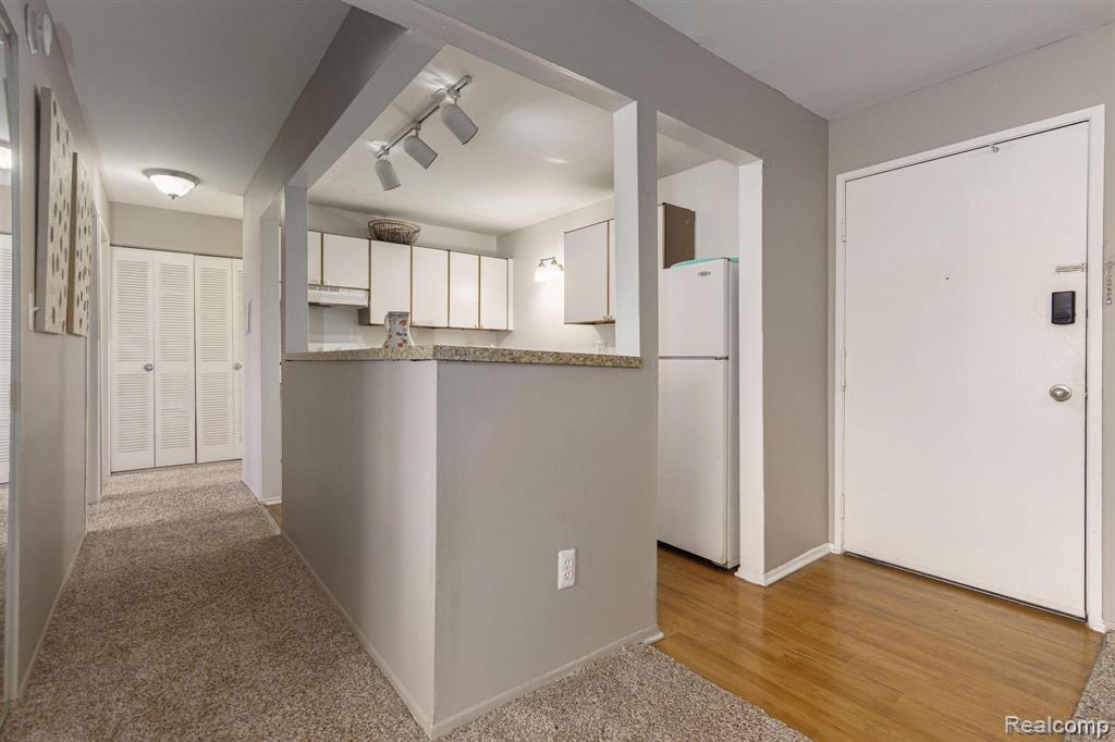 930 VILLAGE GREEN Lane, Waterford, MI 48328 — Photo 10