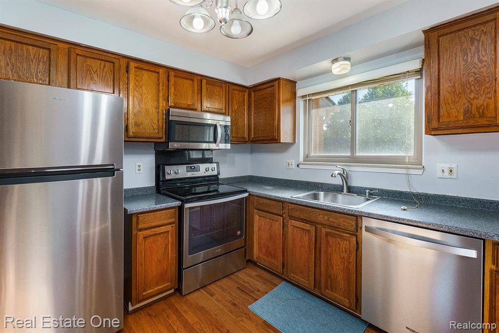 3694 OLD CREEK Road, Troy, MI 48084 — Photo 2
