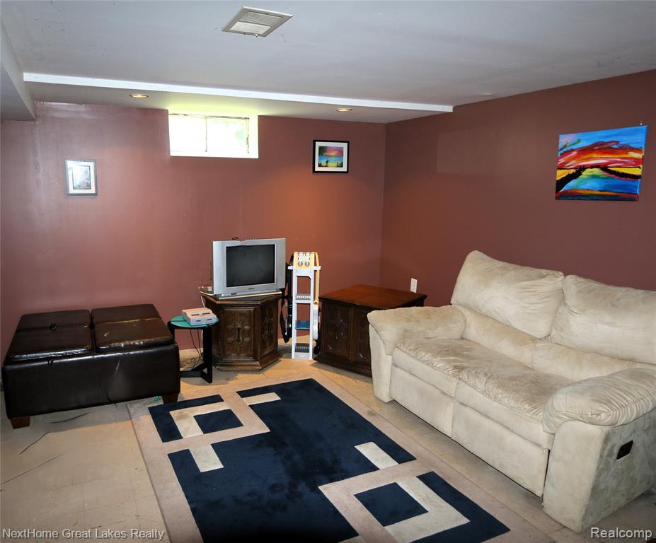 5389 Robin Drive, Grand Blanc, MI 48439 — Photo 9