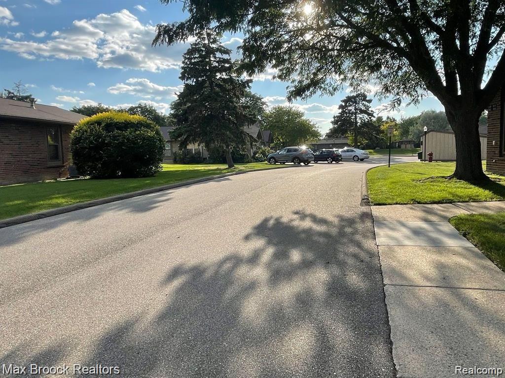 2806 ROUNDTREE Drive, Troy, MI 48083 — Photo 17