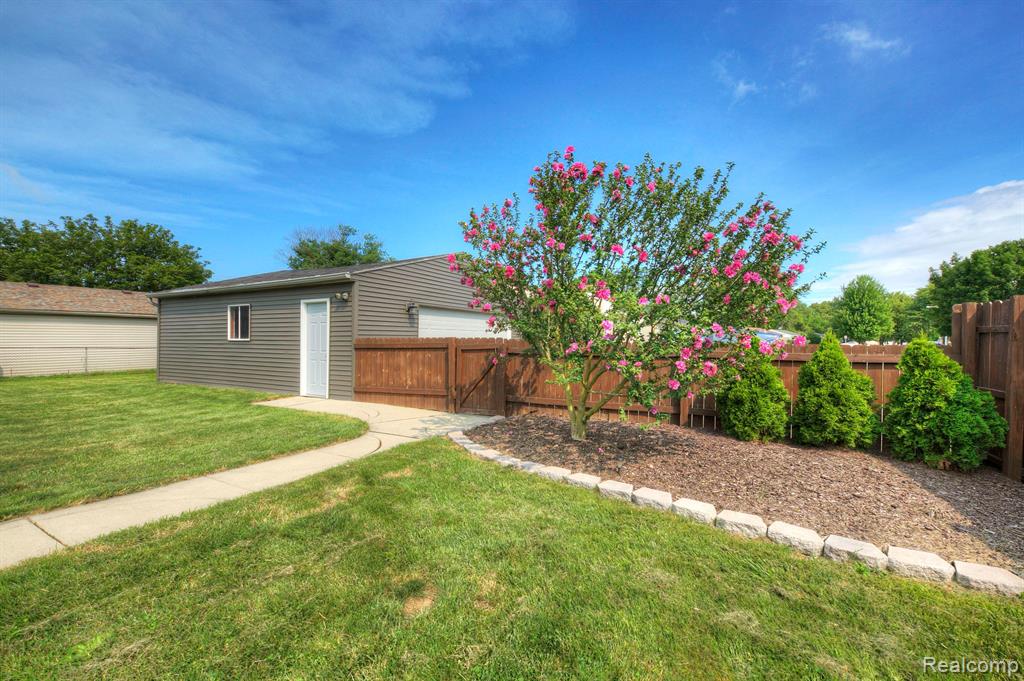 42208 HAYES Street, Belleville, MI 48111 — Photo 32