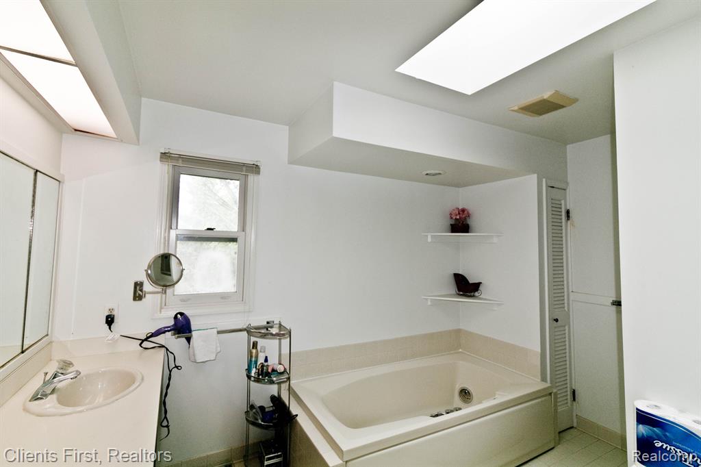 1030 FAIRMOUNT Drive, Ann Arbor, MI 48105 — Photo 19
