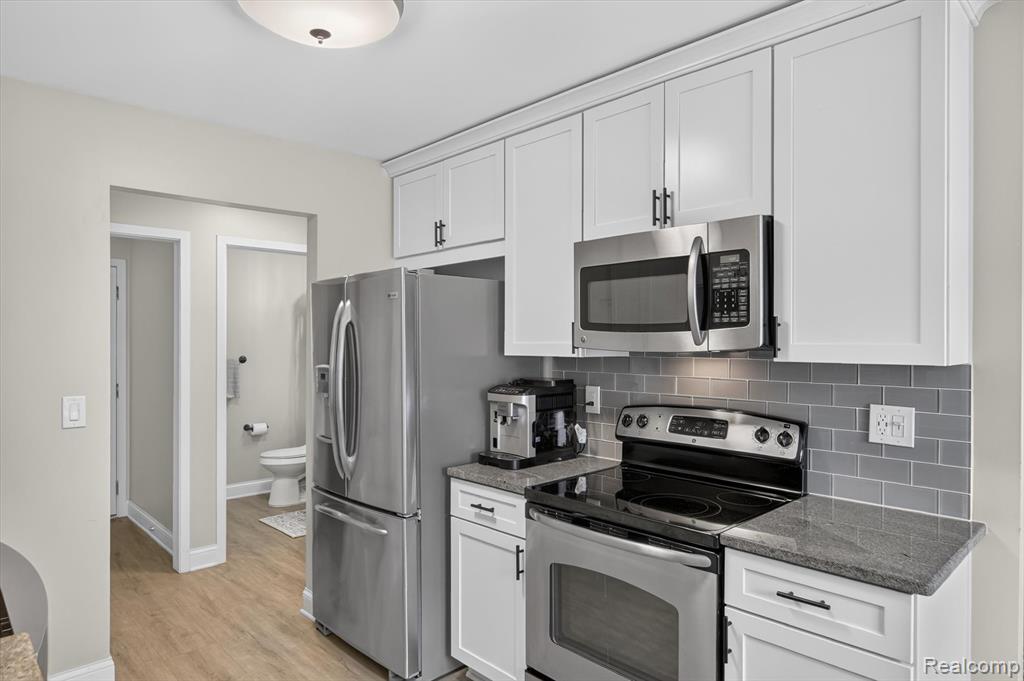 532 Winwood Circle, Walled Lake, MI 48390 — Photo 10