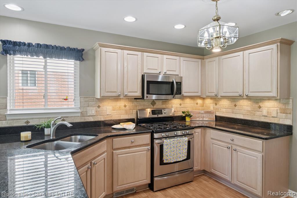4831 Sunderland Drive, Sterling Heights, MI 48314 — Photo 19