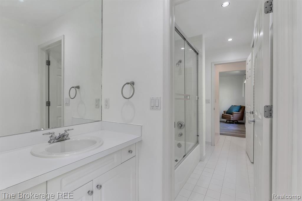 6995 HAWK WOODS Court, West Bloomfield, MI — Photo 36
