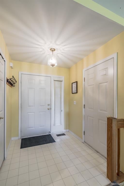 4304 W Pointe Drive, Waterford, MI 48329 — Photo 3