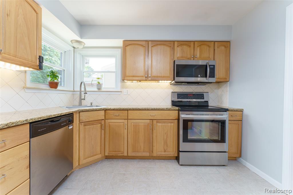 860 Friar Drive, Milford, MI 48381 — Photo 4