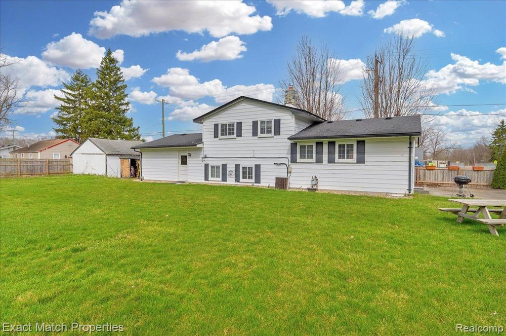 9121 SANDYSIDE Road, White Lake, MI — Photo 36