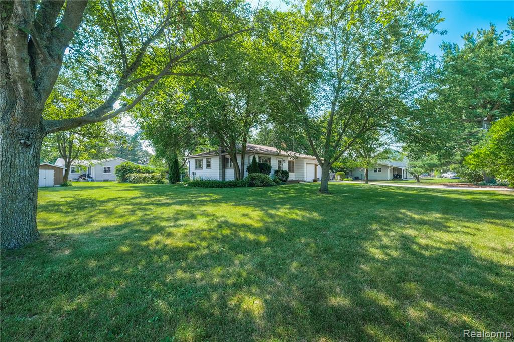 9175 Bernice Drive, Pinckney, MI 48169 — Photo 25