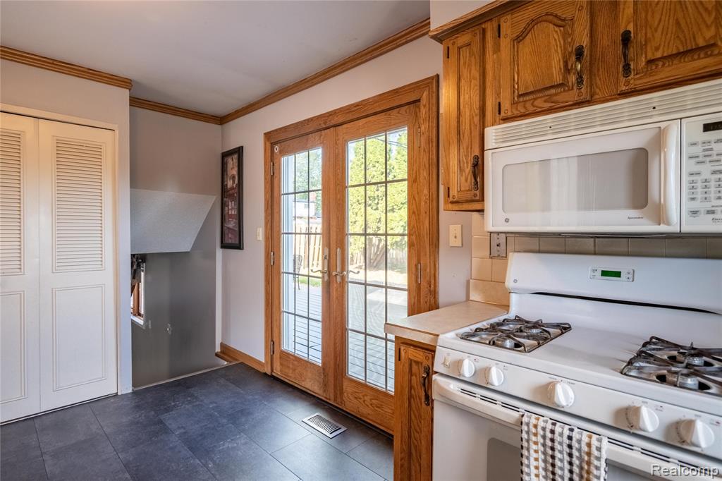 908 W Elmwood Avenue, Clawson, MI — Photo 11