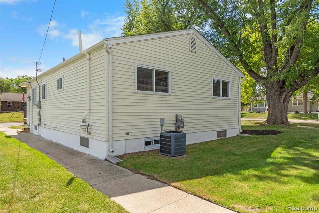 560 McMunn Street, South Lyon, MI 48178 — Photo 34
