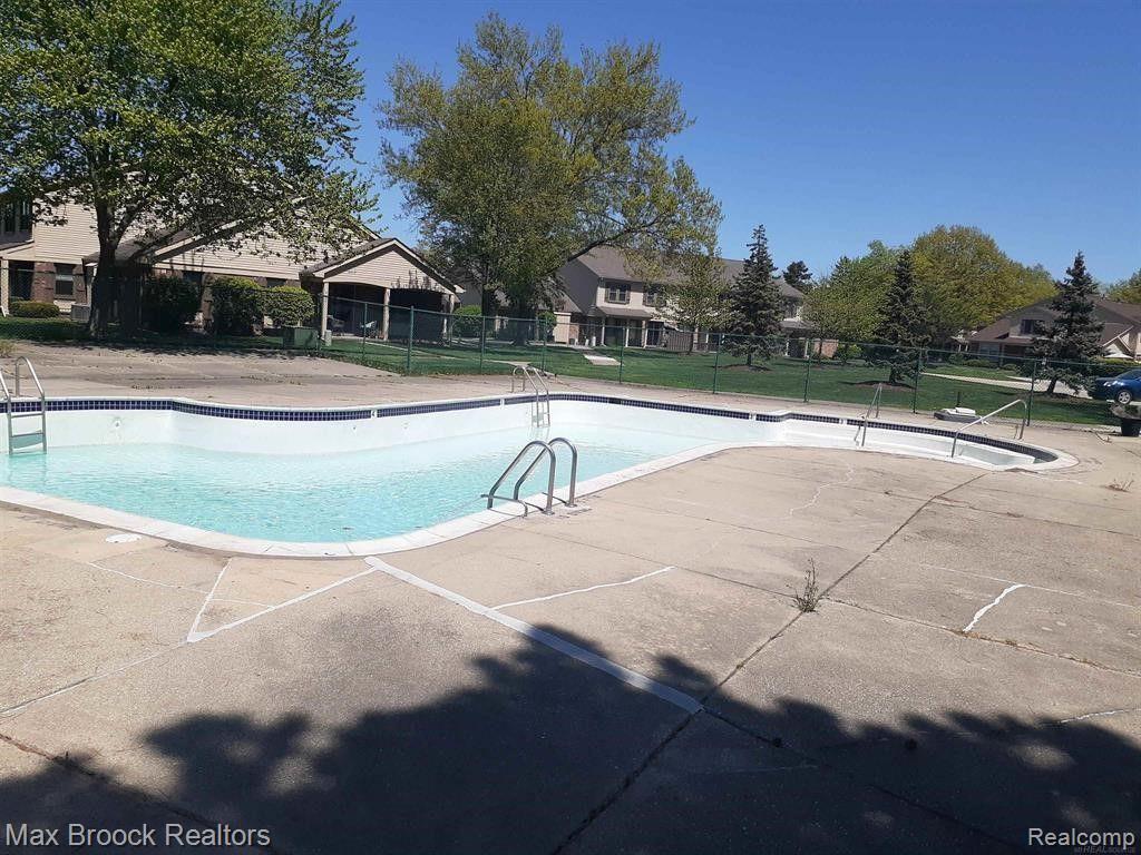 8673 EDGEWATER Lane, Warren, MI 48093 — Photo 28