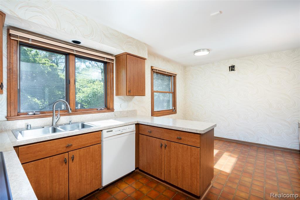19646 Wilshire Boulevard, Beverly Hills, MI 48025 — Photo 10