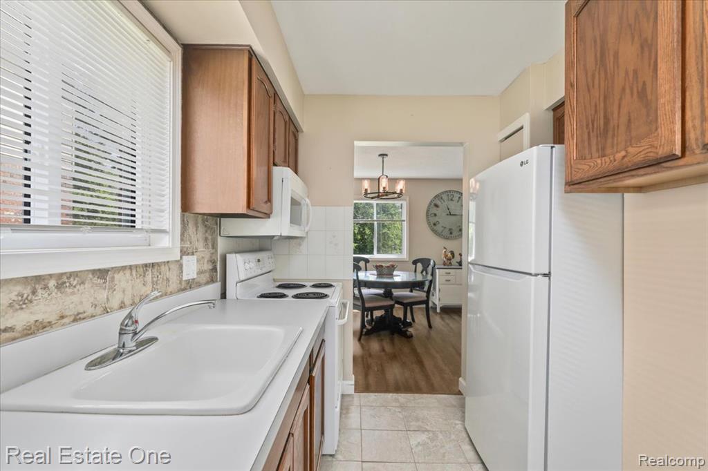 5291 Highland Road, 104, Waterford, MI 48327 — Photo 11