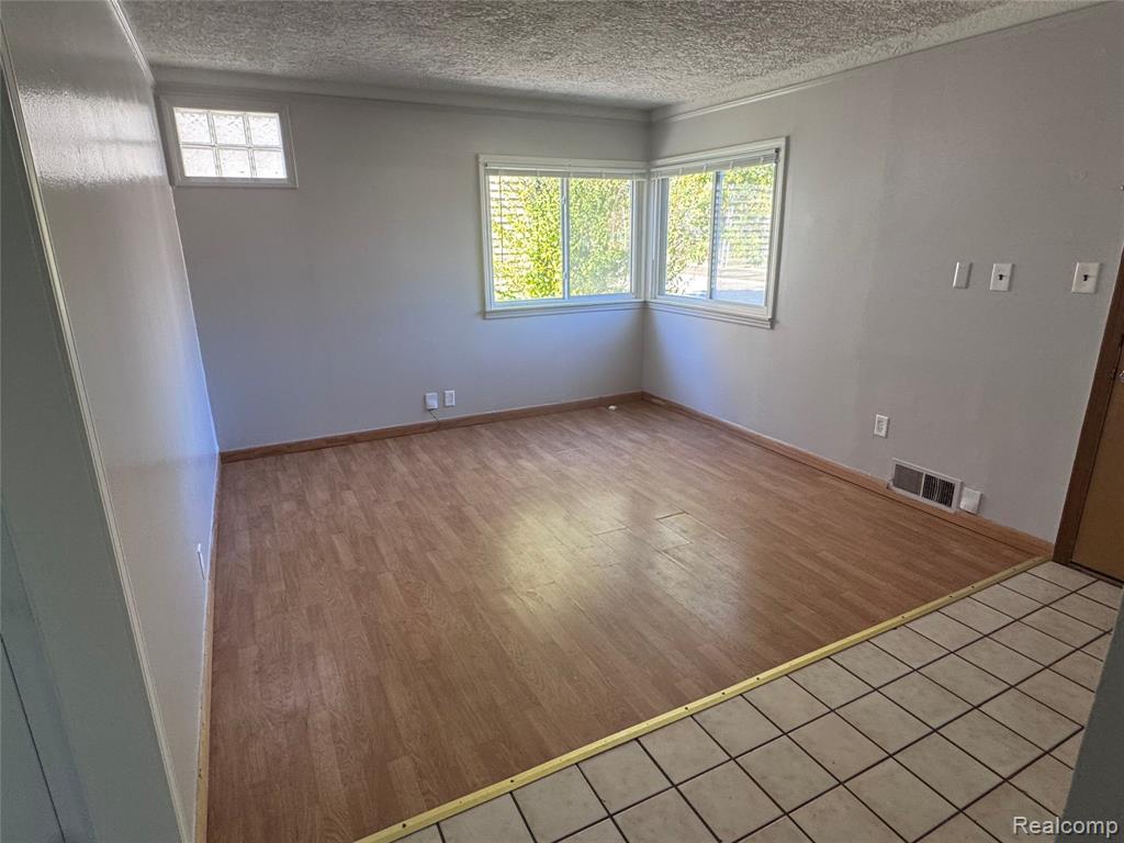 949 W FARNUM Avenue, Madison Heights, MI 48071 — Photo 3