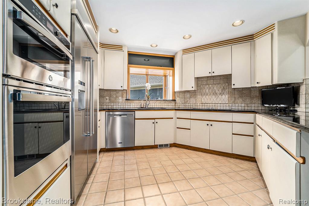 32315 N River Road, Harrison Township, MI — Photo 10