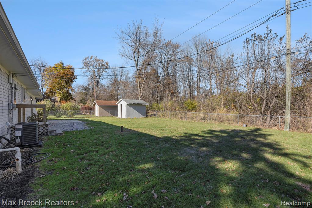 6604 Doyon Drive N, Waterford, MI 48327 — Photo 23