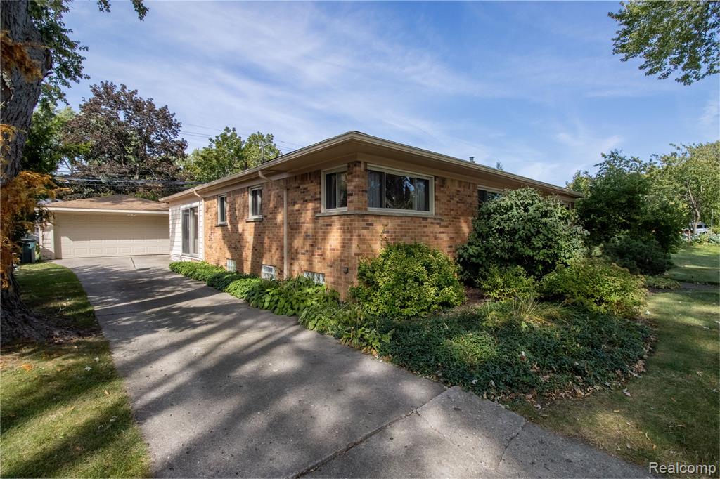 17058 W 13 Mile Road, Beverly Hills, MI 48025 — Photo 41