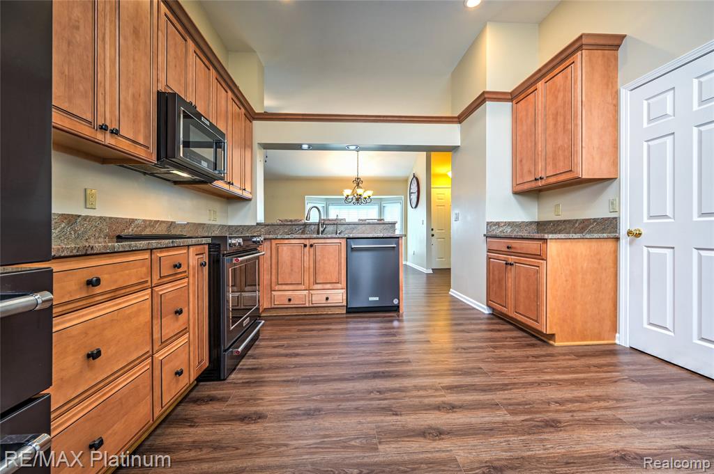 807 Whisperwood Drive, 70, Fenton, MI 48430 — Photo 15