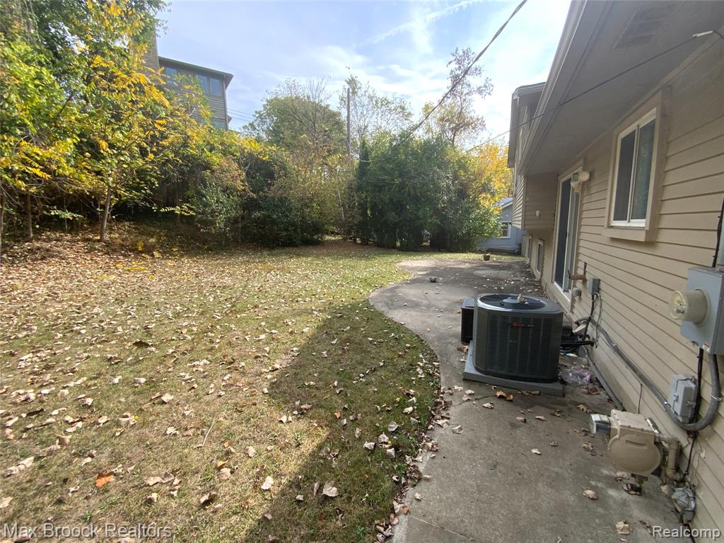 5715 SUNNYCREST Drive, West Bloomfield, MI 48323 — Photo 28