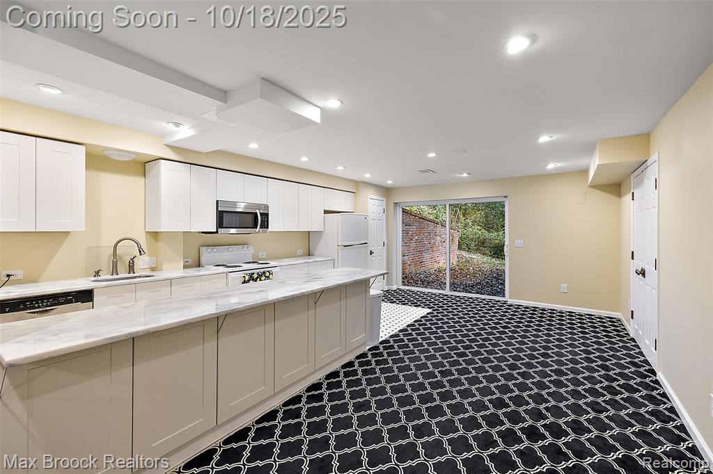 521 Kingsley Trail, Bloomfield Hills, MI 48304 — Photo 34