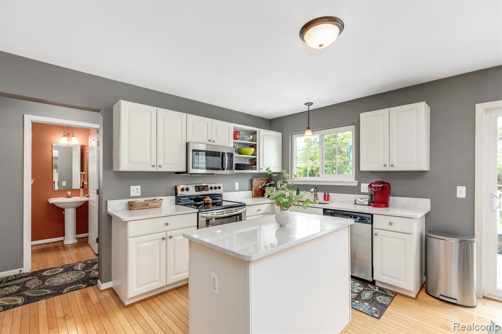 1018 SHETLAND Drive, South Lyon, MI 48178 — Photo 17