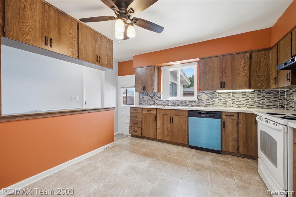 8512 Norborne Avenue, Dearborn Heights, MI 48127 — Photo 9