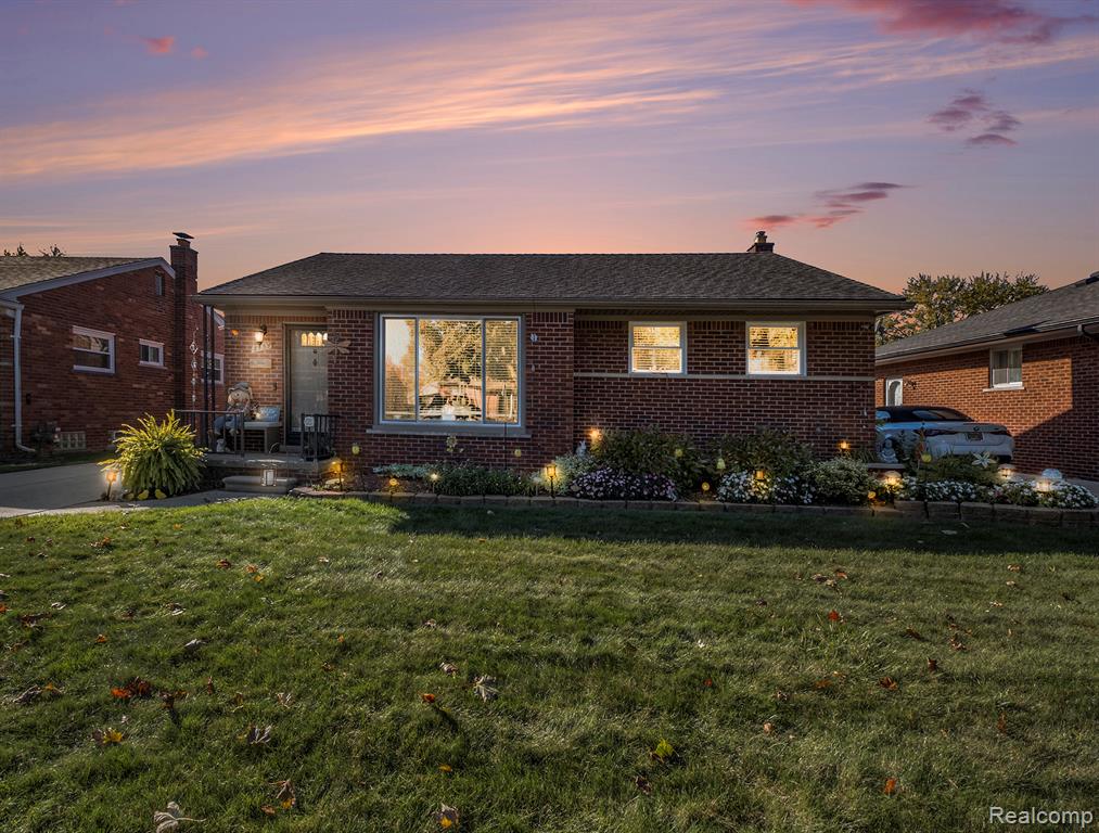 8455 Salem Lane, Dearborn Heights, MI 48127 — Photo 4