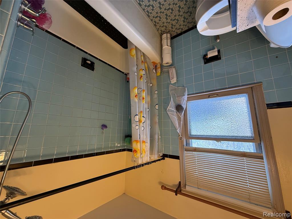 19009 Woodland Street, Harper Woods, MI 48225 — Photo 13