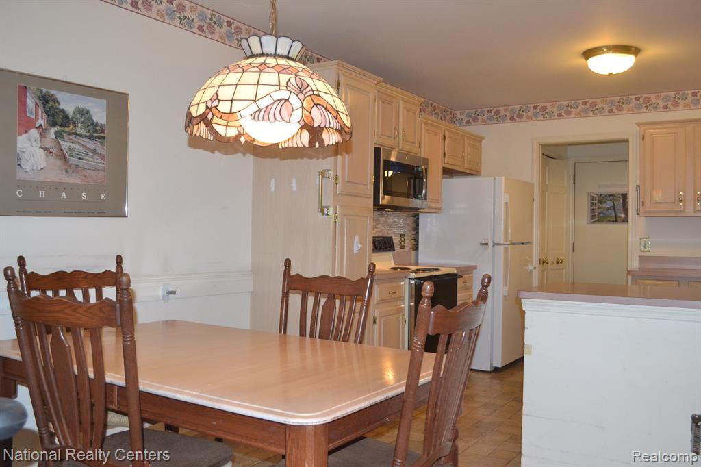 1052 PINEWOOD Court, Brighton, MI 48116 — Photo 4