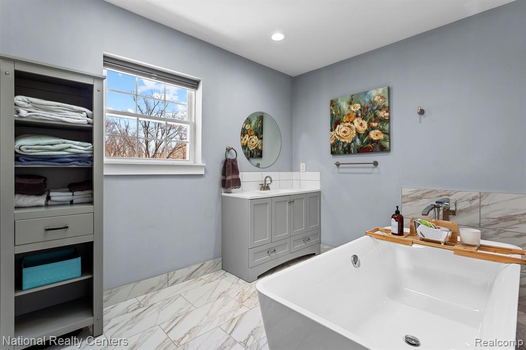3706 Lakeview Boulevard, Orchard Lake Village, MI 48324 — Photo 22