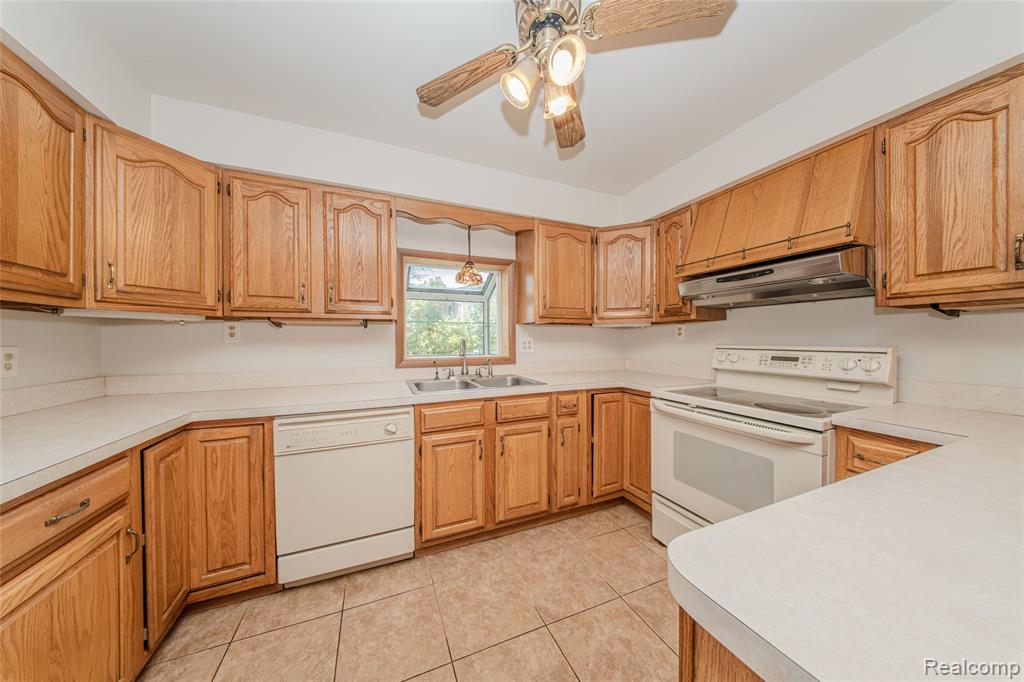 9042 Gale Road, White Lake, MI — Photo 38