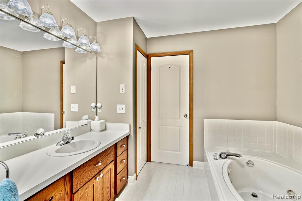 29573 Sylvan Lane, 17, Farmington Hills, MI 48334 — Photo 20