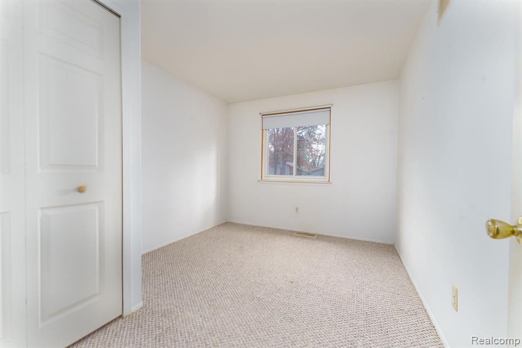 985 TIERNEY, Highland, MI 48356 — Photo 12