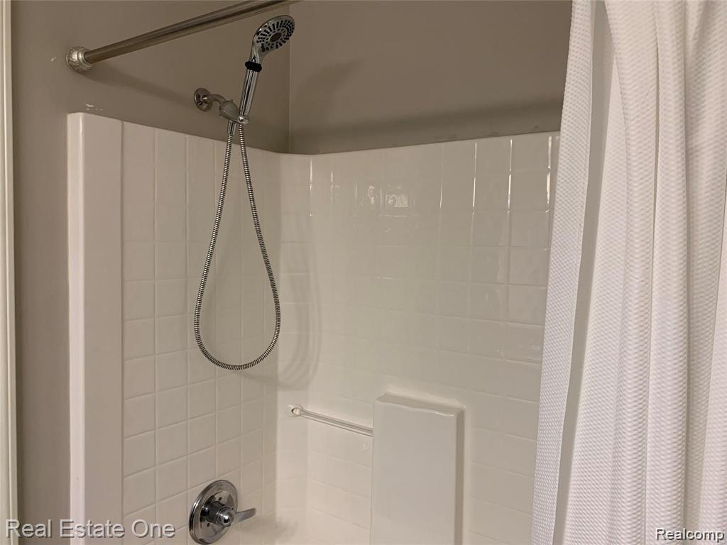 7211 Addington Drive, Commerce Twp, MI 48390 — Photo 11