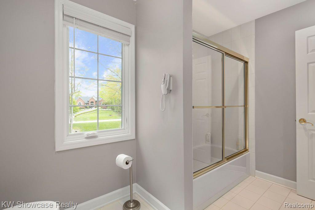 6061 TURNBERRY Drive, Commerce Twp, MI 48382 — Photo 40