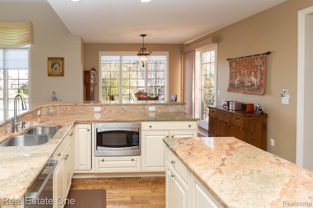 658 Langley Road, Rochester Hills, MI 48309 — Photo 31
