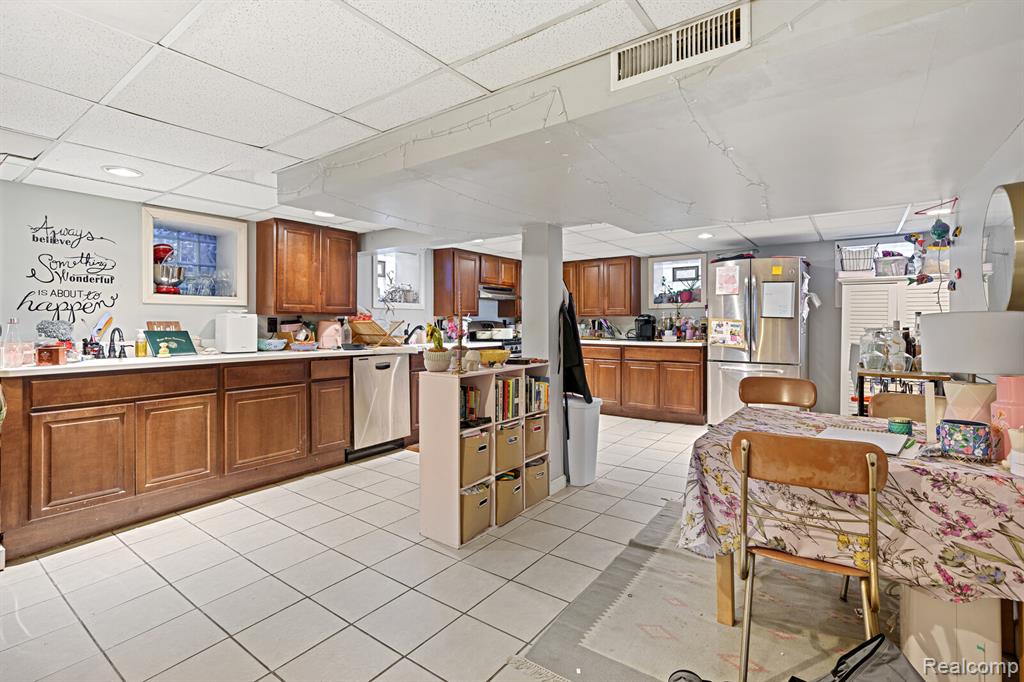 243 E Edsel Ford, Detroit, MI 48202 — Photo 33