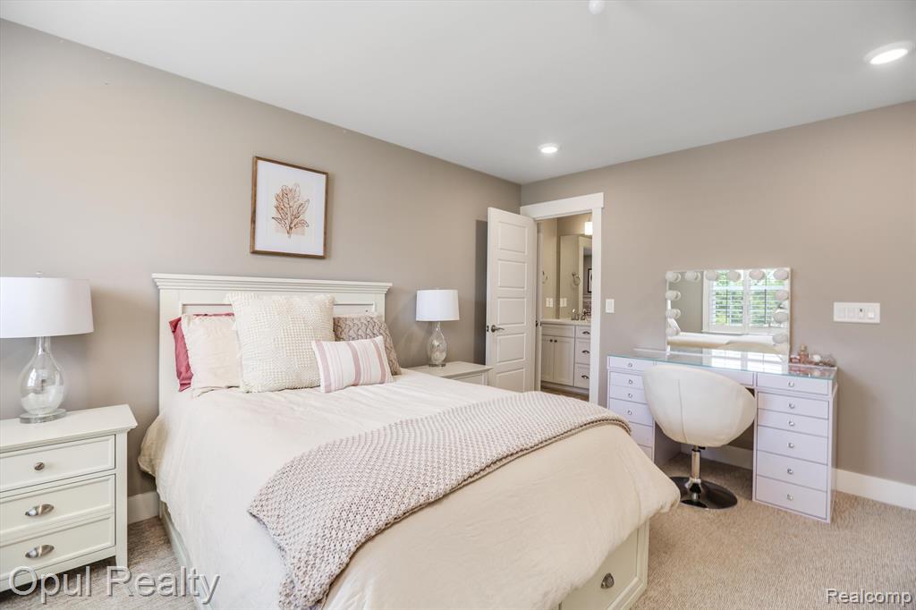 7484 HARDWOOD Circle, Canton, MI 48187 — Photo 33