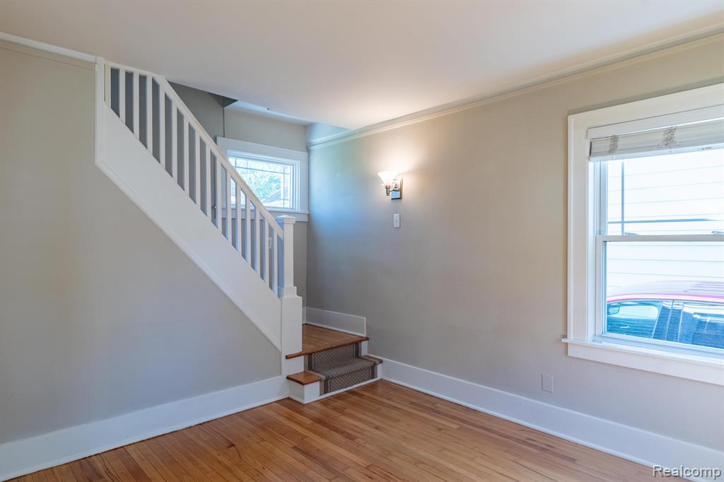 934 N CENTER Street, Royal Oak, MI 48067 — Photo 9