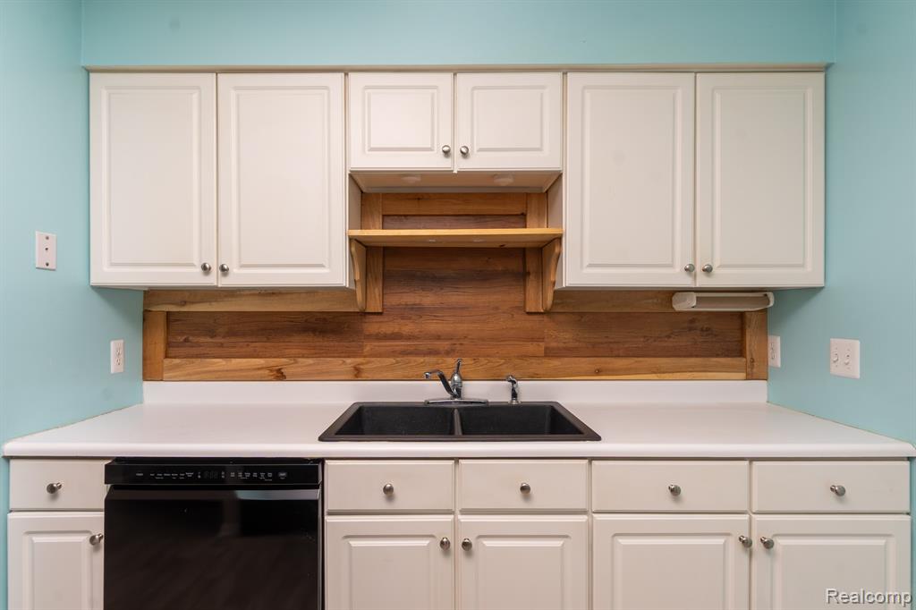 505 W Highland Road, Howell, MI 48843 — Photo 10