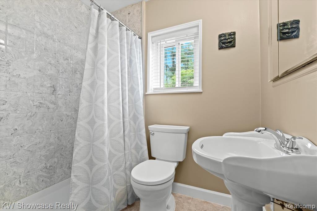 5865 Crescent Road, Waterford, MI 48327 — Photo 18