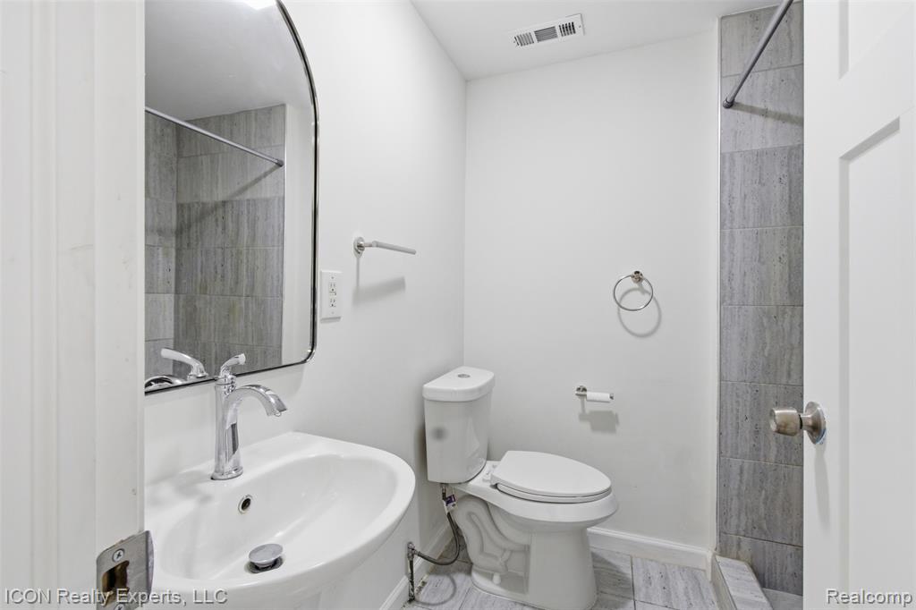 6759 Buckland Avenue, West Bloomfield, MI 48324 — Photo 11