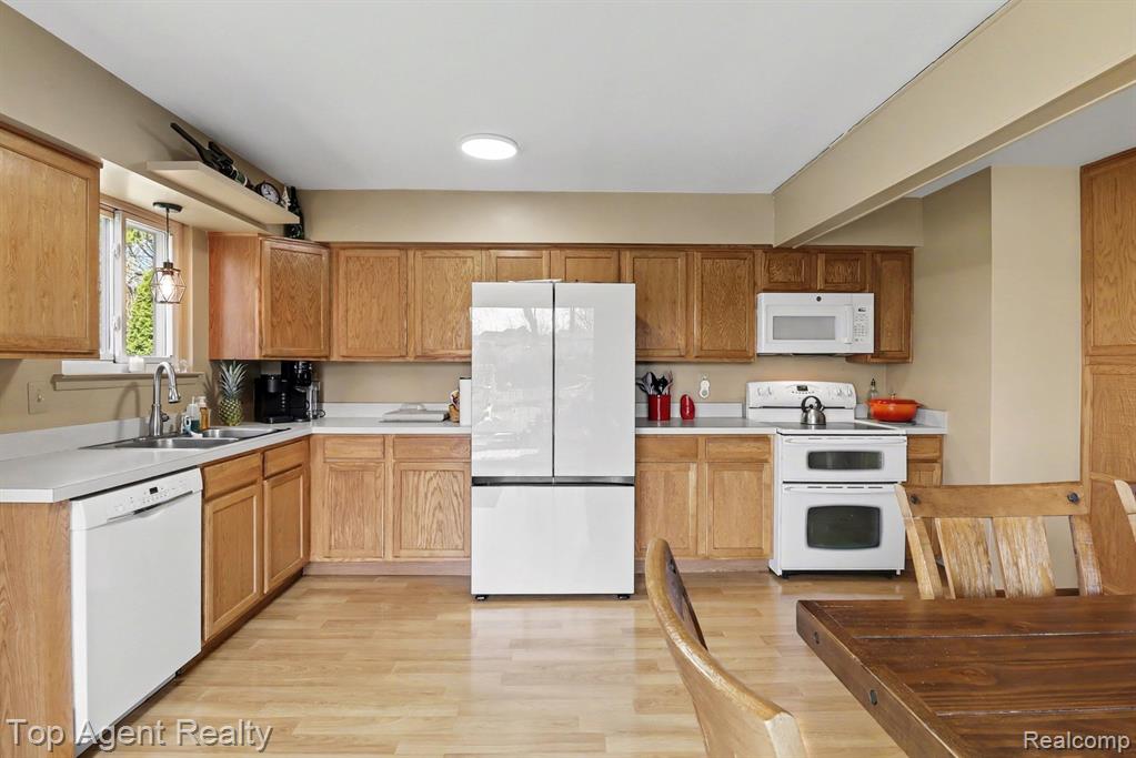 1010 Pelham Boulevard, Waterford, MI 48328 — Photo 9