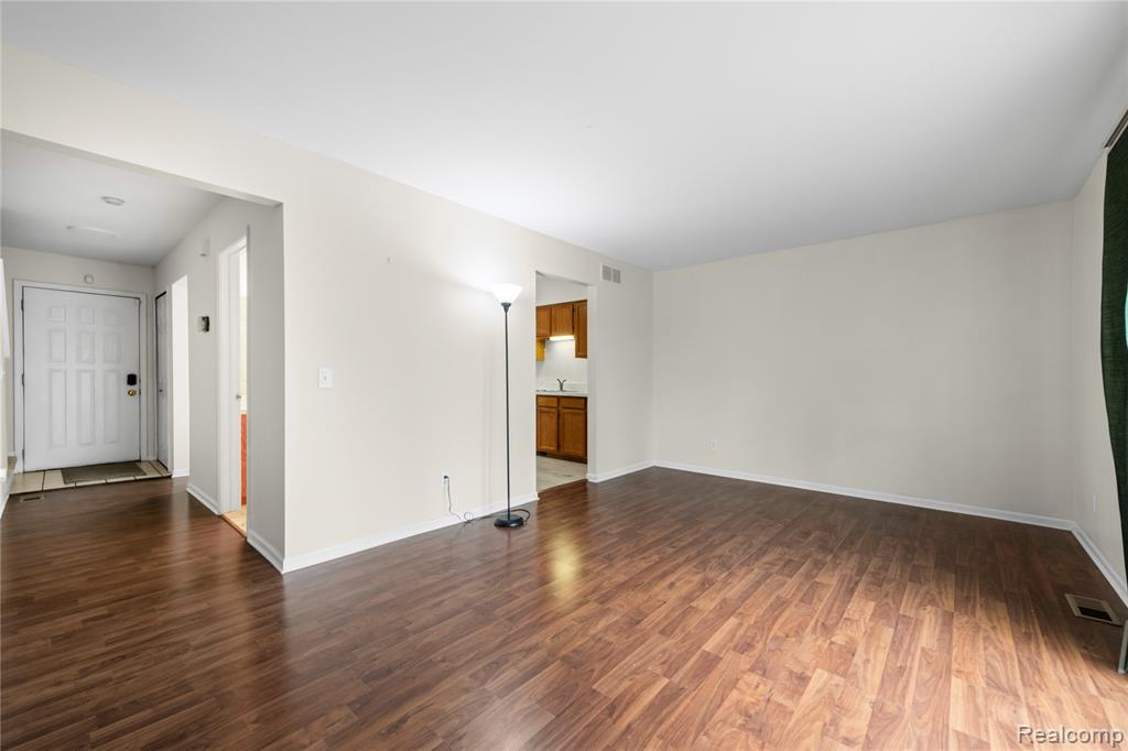 24762 Bashian Drive, Novi, MI — Photo 10