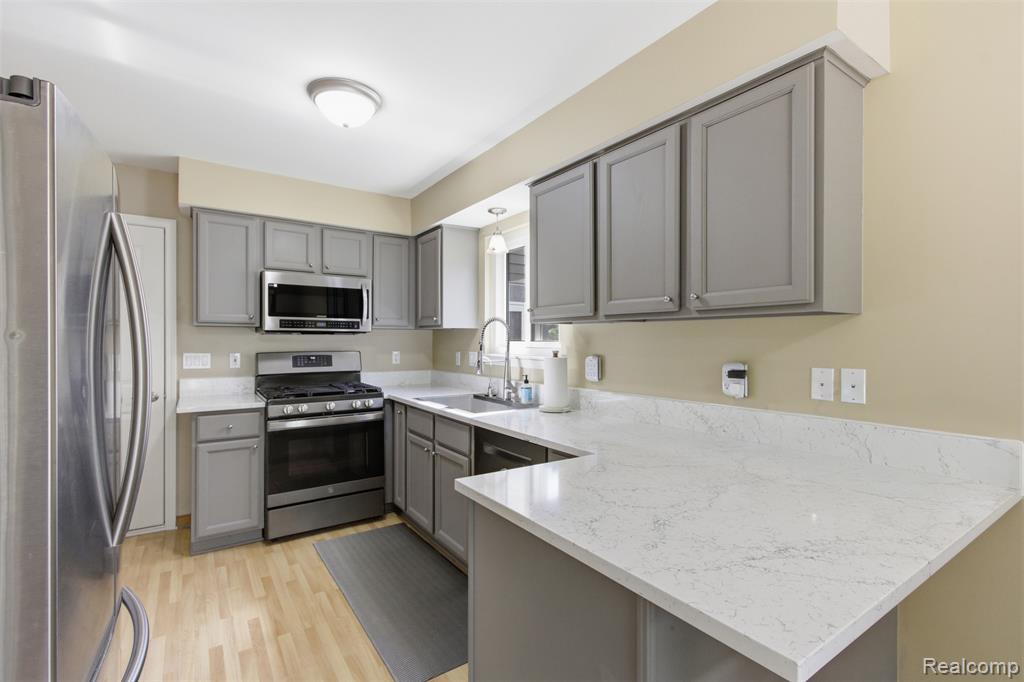 6790 Edwood Avenue, West Bloomfield, MI 48324 — Photo 13