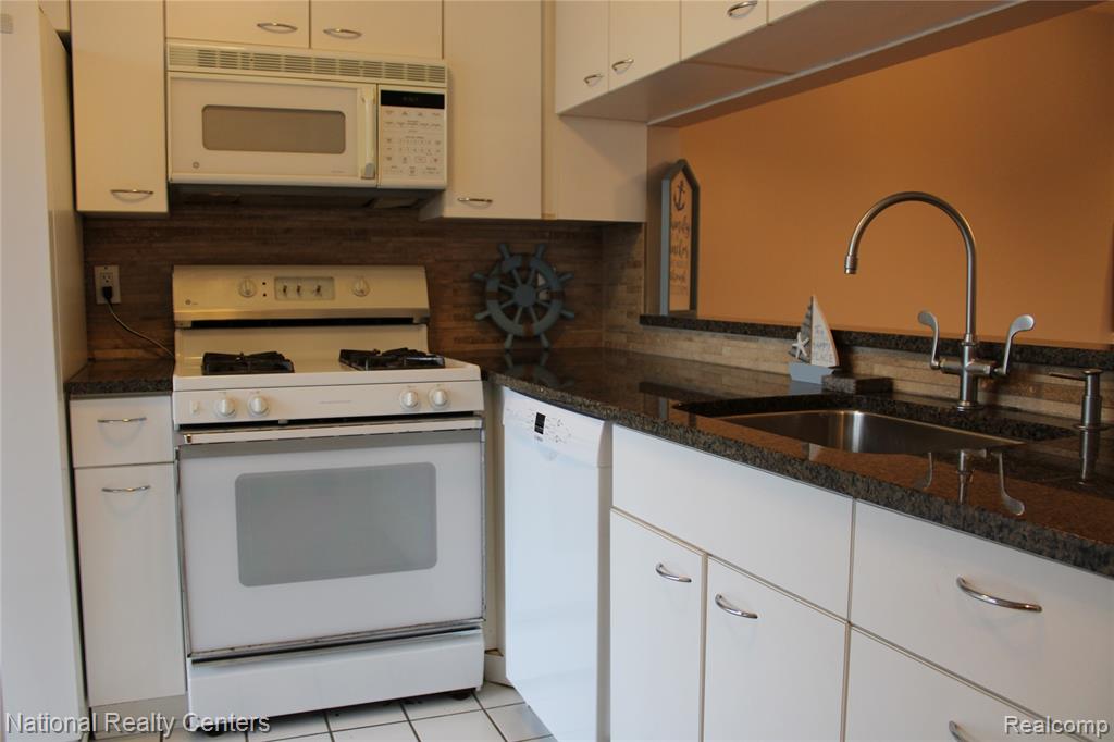44800 Bayview Drive, Novi, MI — Photo 2