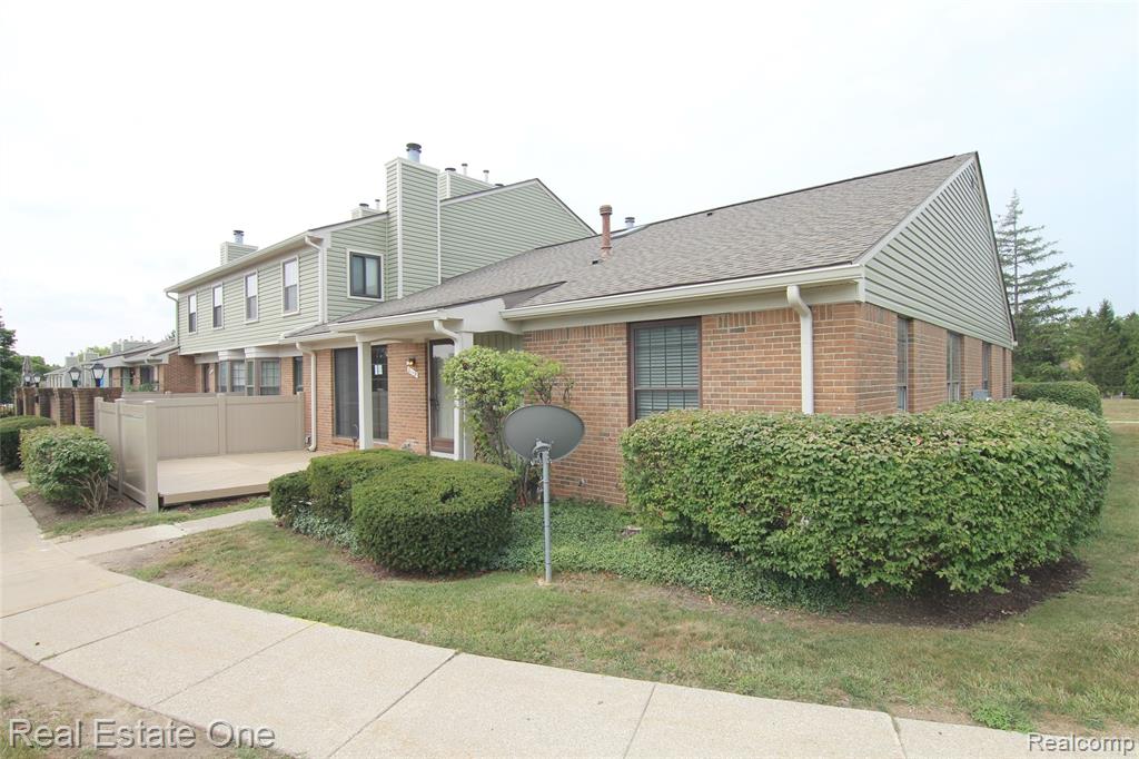 31119 COUNTRY, Farmington Hills, MI 48331