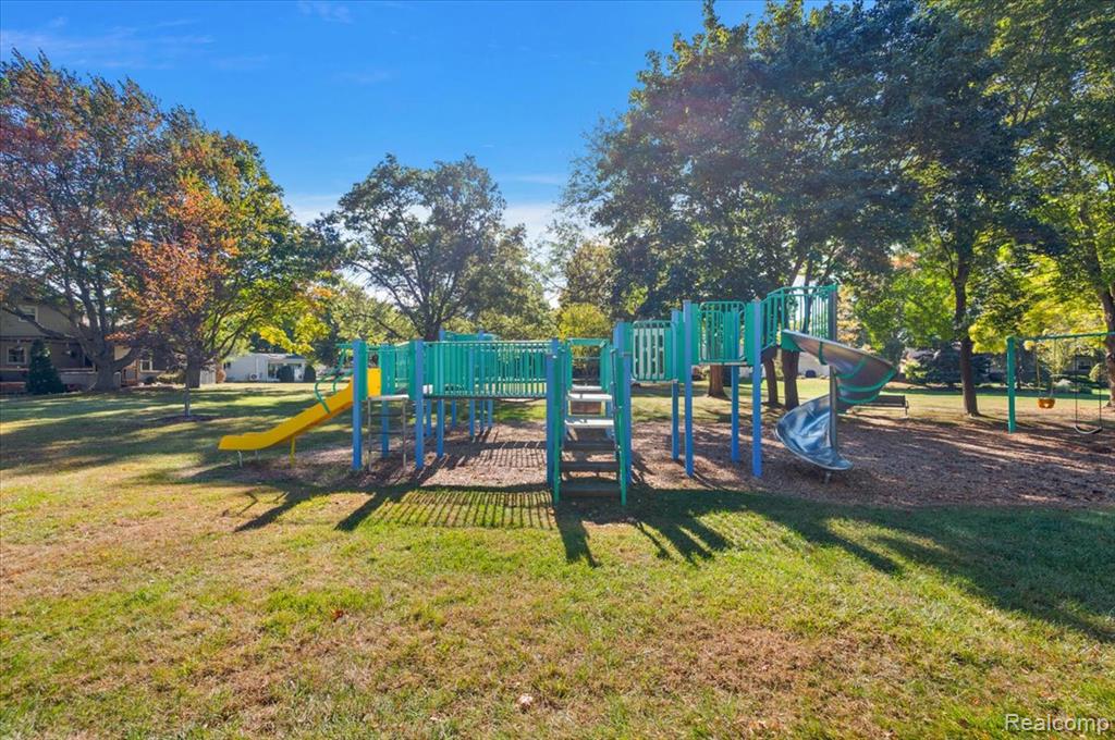 2066 Teaneck Circle, Wixom, MI 48393 — Photo 59